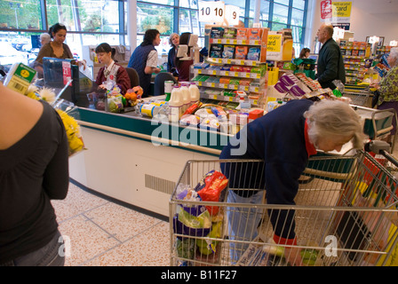 Bad BaNES England UK Leute Schlange an einer Supermarktkasse Stockfoto