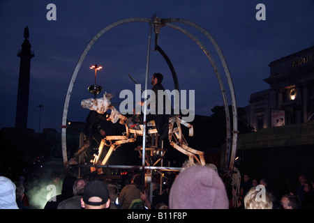 Liverpool Straße kommenden Festival in der Nacht, Sarruga Dracs, Drachen-Skulpturen Stockfoto