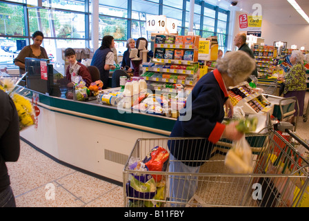 Bad BaNES England UK Menschen an einer Supermarktkasse Stockfoto