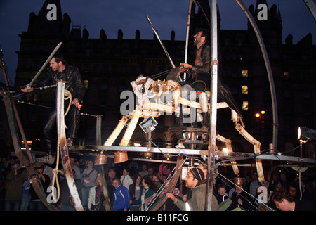 Liverpool Straße kommenden Festival in der Nacht, Sarruga Dracs, Drachen-Skulpturen Stockfoto