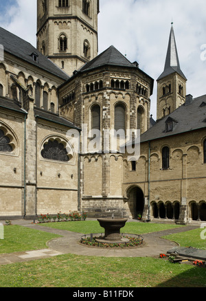 Bonn, Münster, Kreuzgang, Blick Auf Vierungsturm Und Querhaus Stockfoto