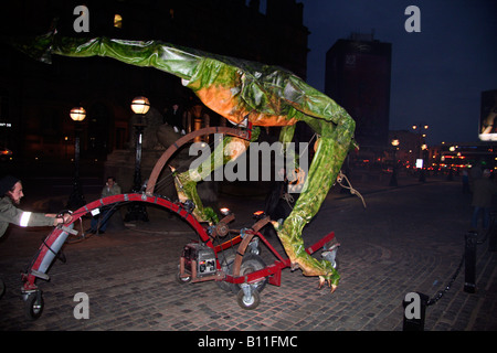 Liverpool Straße kommenden Festival in der Nacht, Sarruga Dracs, Drachen-Skulpturen Stockfoto