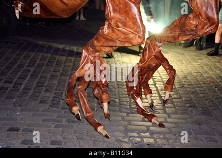 Liverpool Straße kommenden Festival in der Nacht, Sarruga Dracs, Drachen-Skulpturen Stockfoto