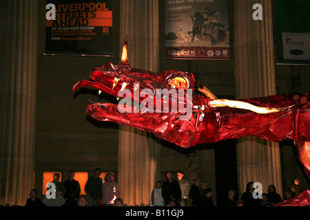 Liverpool Straße kommenden Festival in der Nacht, Sarruga Dracs, Drachen-Skulpturen Stockfoto