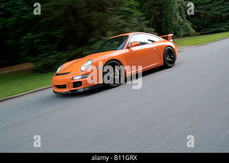 PORSCHE GT3 orange Sportwagen in Bewegung Stockfoto