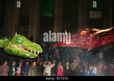 Liverpool Straße kommenden Festival in der Nacht, Sarruga Dracs, Drachen-Skulpturen Stockfoto