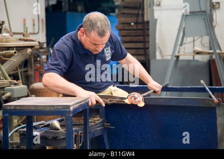 Lokale Handwerker blasen aufwendige Glaskunstwerke, Hot & Ofenöfen. Glasöfen und Glasherstellung, Ta' Qali Crafts Village, Mdina, Rabat, Malta. Stockfoto