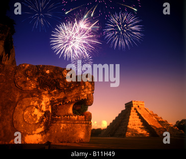 JAGUAR-PLATTFORM EL CASTILLO KUKULKAN PYRAMIDE CHICHEN ITZA MAYA RUINEN YUCATAN MEXIKO Stockfoto