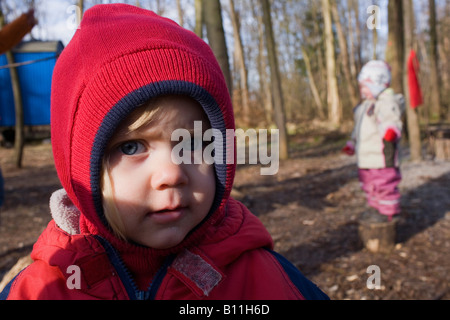 Kinder spielen im Wald-Kindergarten Stockfoto