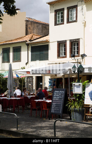 dh Zona Velha FUNCHAL MADEIRA Tourist paar im Old Town Restaurant im freien Stockfoto