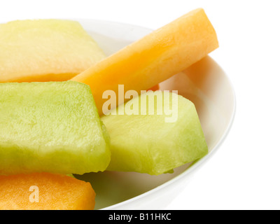 Schale mit frischem gesunden Gemischten Melone Obst Frühstück oder Dessert Isoliert gegen einen weißen Hintergrund mit keine Menschen und einen Freistellungspfad Stockfoto