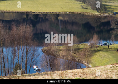 dh Loch Tummel STRATHTUMEL PERTHSHIRE Campingplatz mit Zelten und yacht Boot in See Camp Zelt Stockfoto