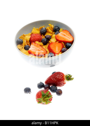 Frische Schale mit gesunden Cornflakes Müsli mit Erdbeeren und Blaubeeren Isoliert gegen einen weißen Hintergrund mit Keine Personen Stockfoto