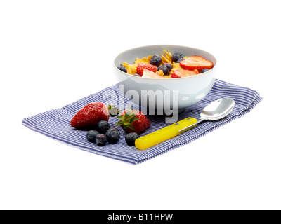 Frische Schale mit gesunden Cornflakes Müsli mit Erdbeeren und Blaubeeren Isoliert gegen einen weißen Hintergrund mit Keine Personen Stockfoto