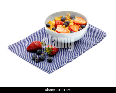 Frische Schale mit gesunden Cornflakes Müsli mit Erdbeeren und Blaubeeren Isoliert gegen einen weißen Hintergrund mit Keine Personen Stockfoto