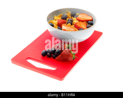 Frische Schale mit gesunden Cornflakes Müsli mit Erdbeeren und Blaubeeren Isoliert gegen einen weißen Hintergrund mit Keine Personen Stockfoto
