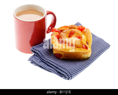 Frische Kirsche und Mandel Swirl Gebäck mit glasierten Kirschen Isoliert gegen einen weißen Hintergrund mit keine Menschen und einen Freistellungspfad Stockfoto