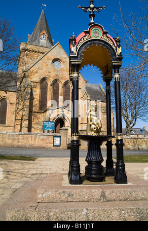 dh Dornoch Kathedrale DORNOCH SUTHERLAND viktorianischen Trinkbrunnen und Kathedrale Gebäude Stockfoto