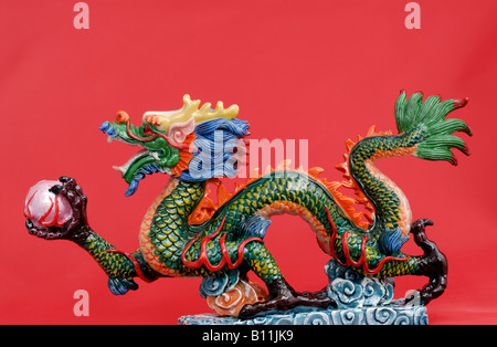 Chinesischer Drache auf rotem Grund Stockfoto