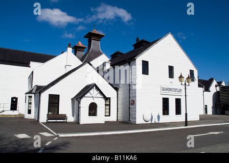 dh Dalwhinnie Distillery DALWHINNIE INVERNESSSHIRE Scottish White Washed Distillery Building Highlands Whisky scotland Stockfoto