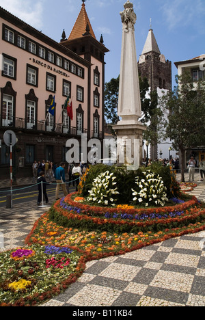 dh Blumenfest FUNCHAL MADEIRA Wandteppich der Blume Dekoration Zentrum Straße Stadtplatz Stockfoto