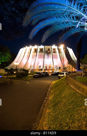 dh Madeira Casino FUNCHAL MADEIRA Casino Gebäude beleuchtet in der Nacht vom Architekten Oscar Niemeyer Stockfoto