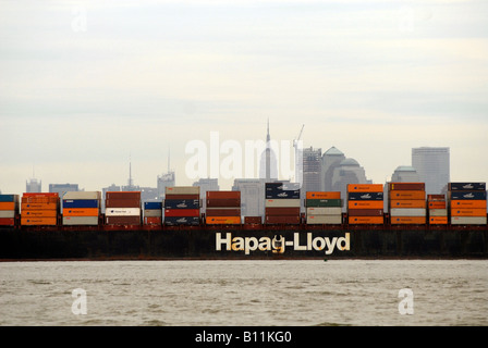 Der Essener Express von der Hapag-Lloyd-Linie verlässt Hafen am Hudson River North River in New Jersey, beladen mit Containern Stockfoto