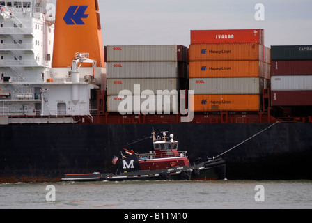 Der Essener Express von der Hapag-Lloyd-Linie verlässt Hafen am Hudson River North River in New Jersey, beladen mit Containern Stockfoto