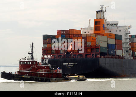 Der Essener Express von der Hapag-Lloyd-Linie verlässt Hafen am Hudson River North River in New Jersey, beladen mit Containern Stockfoto