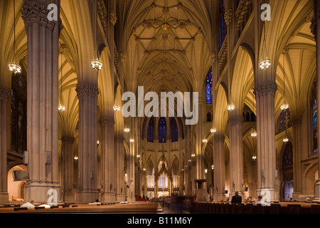 GEWÖLBTE DECKE ST. PATRICKS KATHEDRALE (©JAMES RENWICK 1858) FIFTH AVENUE IN MANHATTAN NEW YORK CITY USA Stockfoto