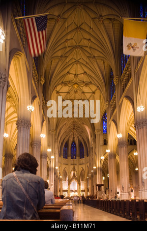 GEWÖLBTE DECKE ST. PATRICKS KATHEDRALE (©JAMES RENWICK 1858) FIFTH AVENUE IN MANHATTAN NEW YORK CITY USA Stockfoto