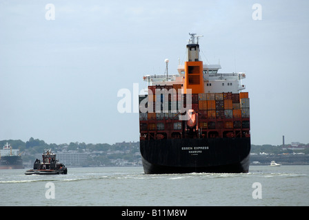 Der Essener Express von der Hapag-Lloyd-Linie verlässt Hafen am Hudson River North River in New Jersey, beladen mit Containern Stockfoto