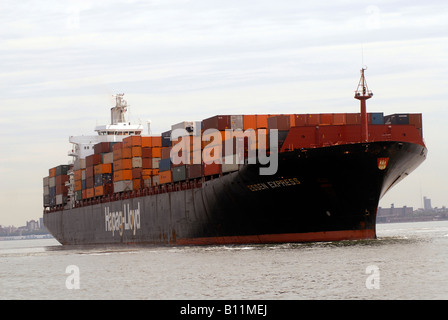 Der Essener Express von der Hapag-Lloyd-Linie verlässt Hafen am Hudson River North River in New Jersey, beladen mit Containern Stockfoto