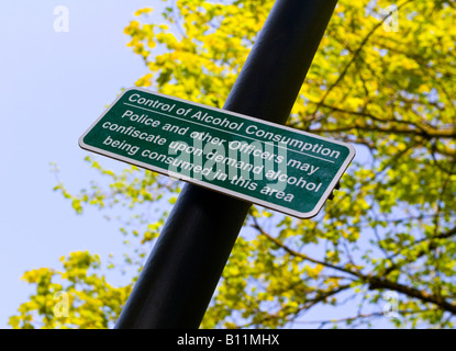 Alkohol verboten Warnschild am Laternenpfahl in Matlock Derbyshire England UK Stockfoto