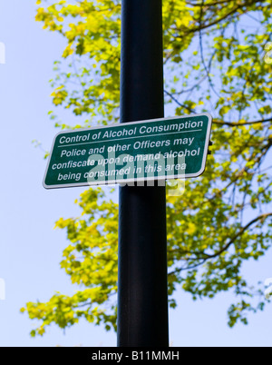 Alkohol verboten Warnschild am Laternenpfahl in Matlock Derbyshire England UK Stockfoto