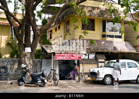 Indien KOCHI COCHIN Taxi stehen in Kochi mit einem weißen Botschafter-Auto Stockfoto