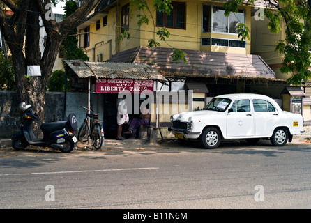 Indien KOCHI COCHIN Taxi stehen in Kochi mit einem weißen Botschafter-Auto Stockfoto