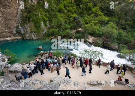 Das Wiederauftauchen der Sorgue in Fontaine-de-Vaucluse (Frankreich). Résurgence De La Sorgue À Fontaine-de-Vaucluse (Frankreich). Stockfoto