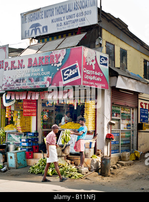 Indien KERALA KUMILY kleine Bäckerei und Shop in Kumily Kerala Indien mit einem großen Kessel außerhalb zum Braten Plantain chips Stockfoto