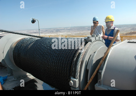 Arbeiter stehend auf einem 60m hohen Seilbagger in einer Braunkohle-Oberfläche mine in der Nähe von Profen, Leipzig, DDR Stockfoto