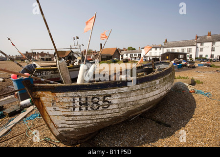 UK England Suffolk Aldeburgh Angelboote/Fischerboote am Strand Stockfoto