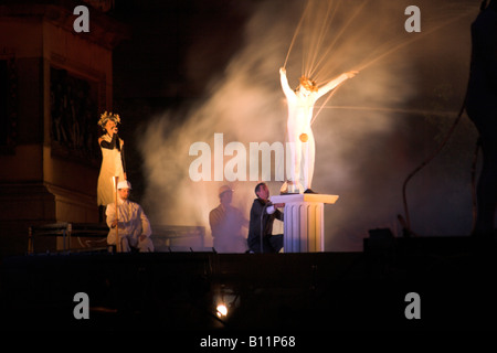 Liverpool Straße kommenden Festival bei Nacht, Avanti Display Hydromania Wasser zeigen Stockfoto