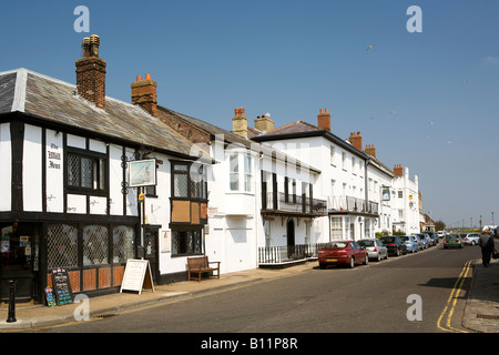 UK England Suffolk Aldeburgh Market Cross Platz Mill Inn und Meer Eigenschaften Stockfoto