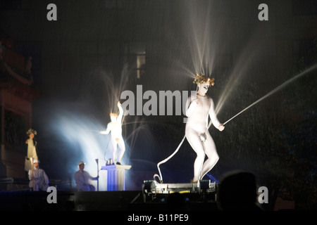 Liverpool Straße kommenden Festival bei Nacht, Avanti Display Hydromania Wasser zeigen Stockfoto