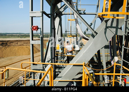 60m hohen Seilbagger in einer Braunkohle-Oberfläche mine in der Nähe von Profen, Leipzig, DDR Stockfoto