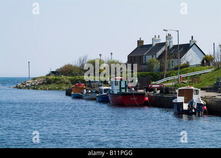 dh Brora Hafen BRORA SUTHERLAND Glükopfmotoren gefesselt am Kai und Fischerhäuser Ferienhaus Häuser Stockfoto