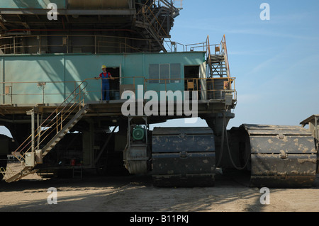 60m hohen Seilbagger in einer Braunkohle-Oberfläche mine in der Nähe von Profen, Leipzig, DDR Stockfoto