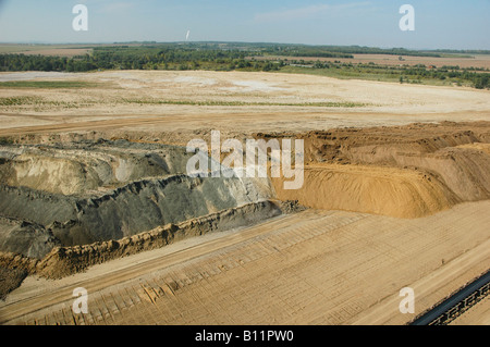 Blick aus einem 60m hohen Seilbagger über Berge von Abraum in einer Braunkohle-Oberfläche mine in der Nähe von Profen, Leipzig, DDR Stockfoto