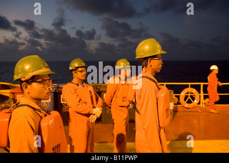 Arbeitnehmer warten auf dem Deck ein Floating Öl Production Storage and Offloading Vessel FPSO Indonesien 2005 Stockfoto