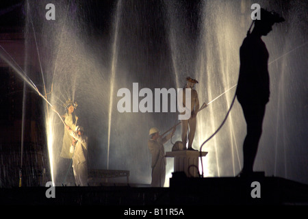 Liverpool Straße kommenden Festival bei Nacht, Avanti Display Hydromania Wasser zeigen Stockfoto